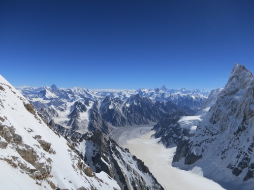 K2 a další vrcholy Karákóramu a ledovec Choktoi za ideálních podmínek